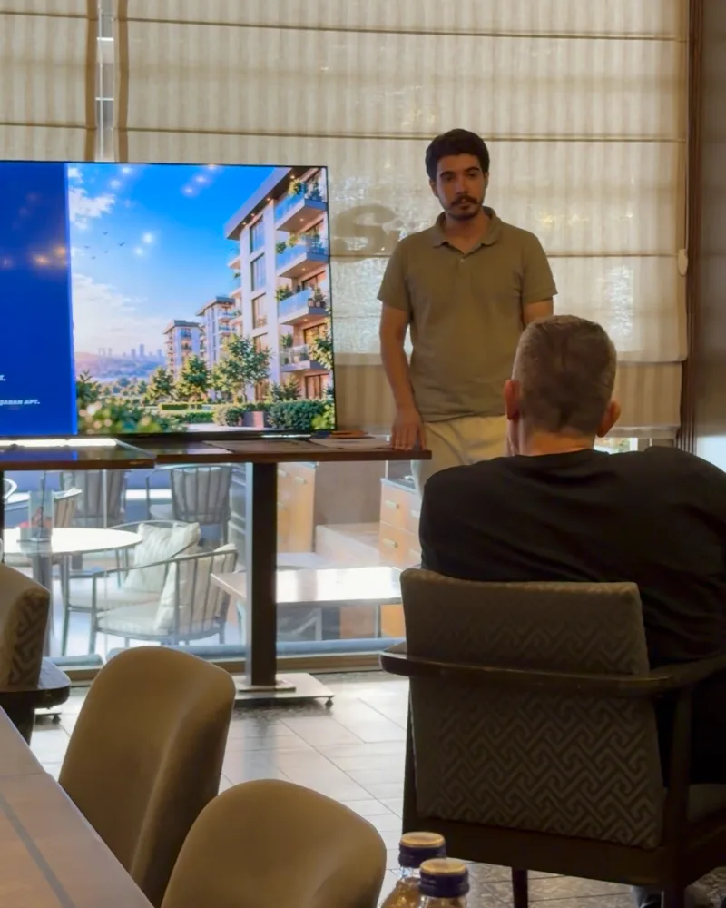Informationsveranstaltung von York İnşaat zur Stadterneuerung für Eigentümer; das Team präsentiert das Projekt auf einer Leinwand